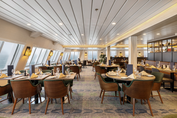 HX Hurtigruten Expeditions MS Spitsbergen Aune Restaurant 2 ©Espen Mills.jpg